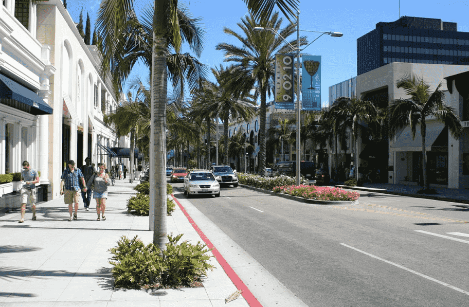 Compras na rua Rodeo Drive em Los Angeles Compras na rua Rodeo Drive em Los Angeles