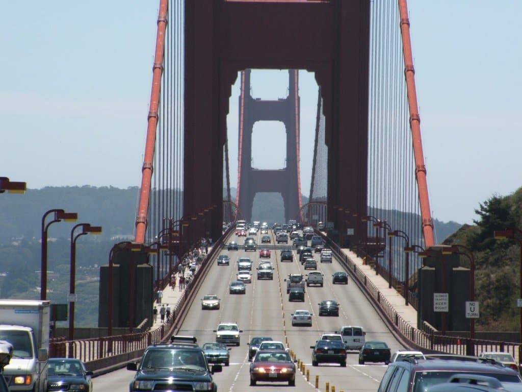 Atravessando a Ponte Golden Gate em San Francisco Atravessando a Ponte Golden Gate em San Francisco