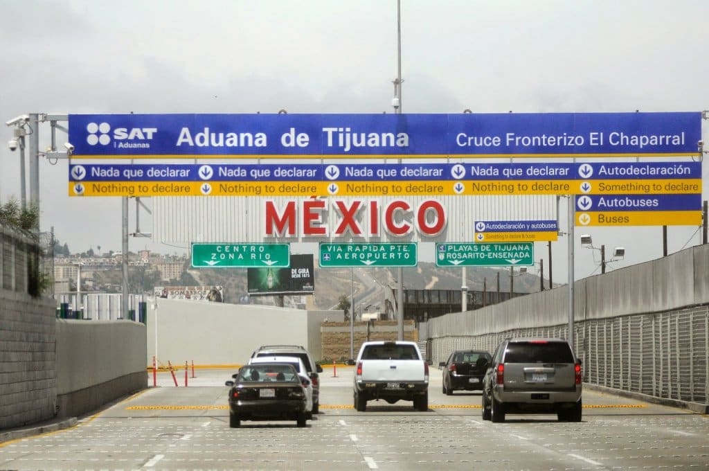 Atravessar a fronteira dos EUA para Tijuana no México Atravessar a fronteira dos EUA para Tijuana no México