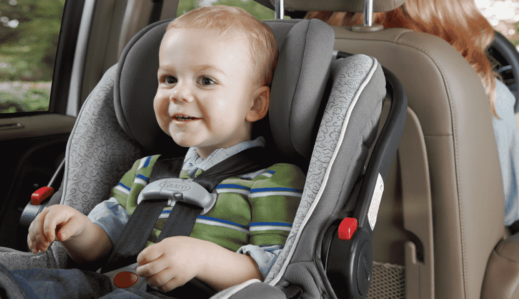Cadeirinha de criança no carro em Los Angeles Cadeirinha de criança no carro em Los Angeles